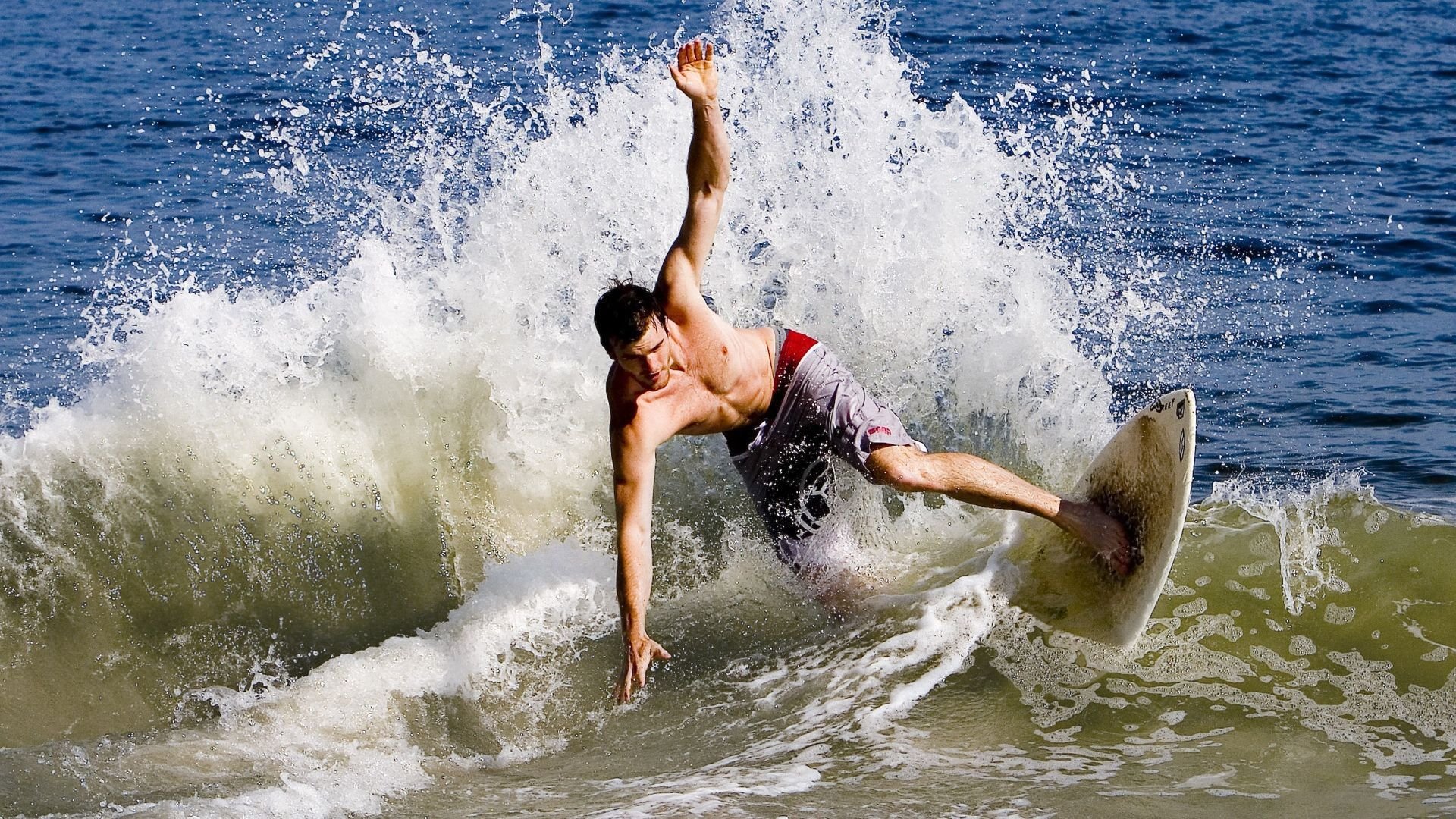 中国男篮与法国热身赛成果显著 新阵容逐渐形成，中国男篮和法国队打架